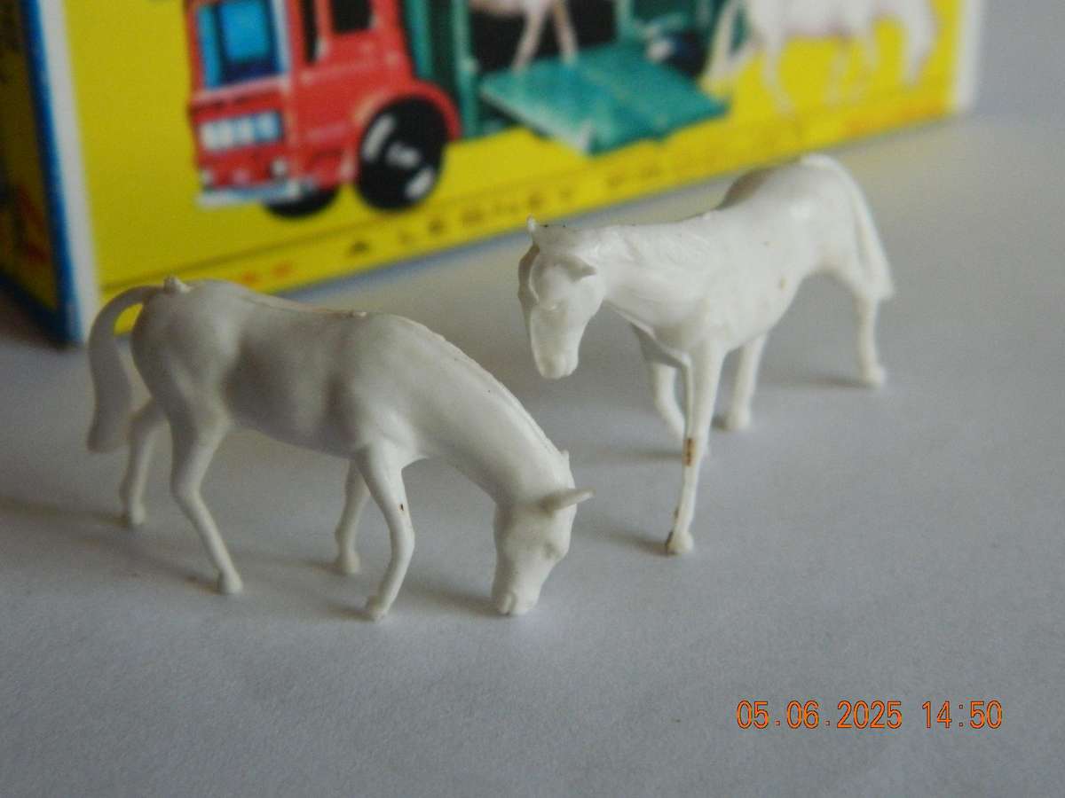 MATCHBOX SERIES  - 17  -  HORSE BOX WITH TWO HORSES