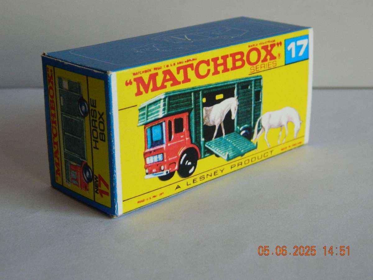 MATCHBOX SERIES  - 17  -  HORSE BOX WITH TWO HORSES