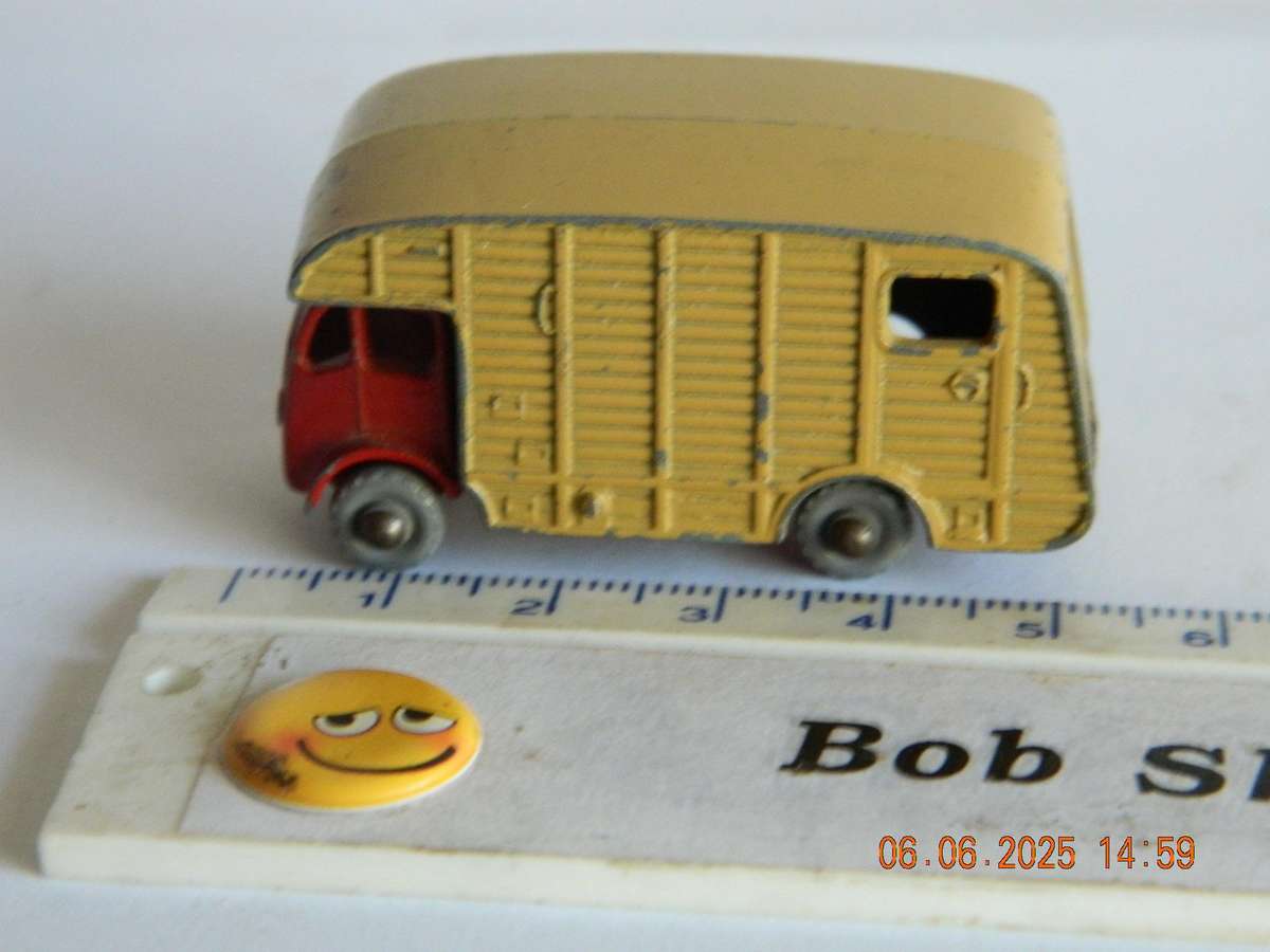 MATCHBOX SERIES  -  35  -   MARSHALL HORSE BOX WITH TWO HORSES