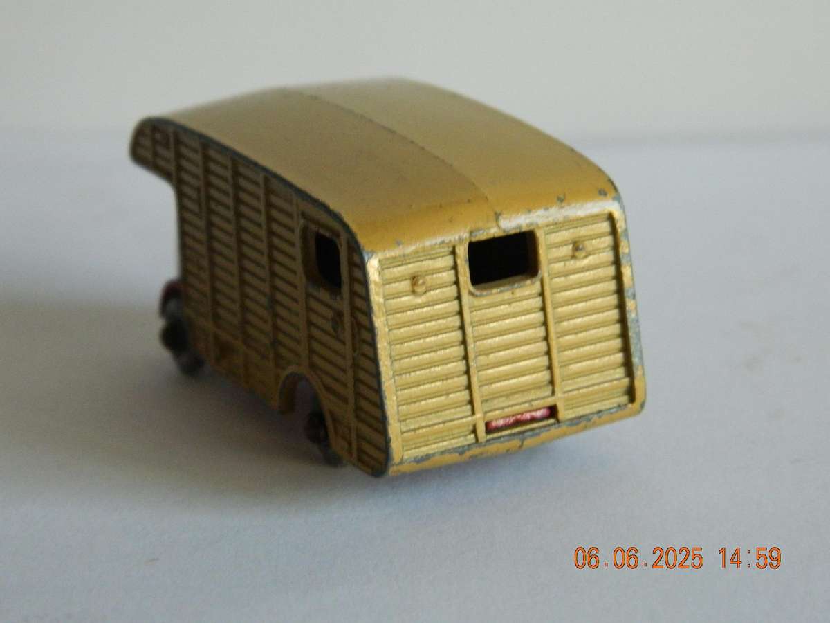 MATCHBOX SERIES  -  35  -   MARSHALL HORSE BOX WITH TWO HORSES