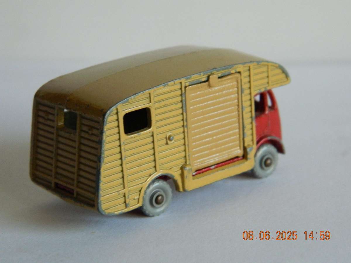 MATCHBOX SERIES  -  35  -   MARSHALL HORSE BOX WITH TWO HORSES