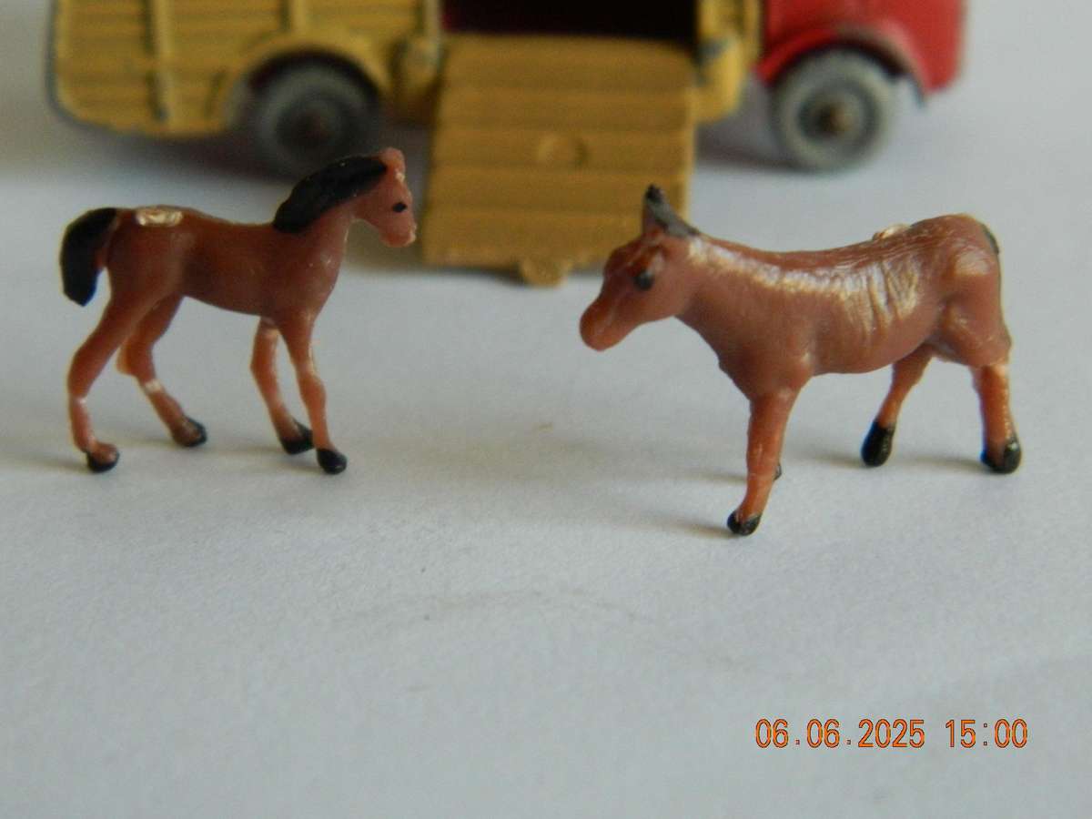 MATCHBOX SERIES  -  35  -   MARSHALL HORSE BOX WITH TWO HORSES