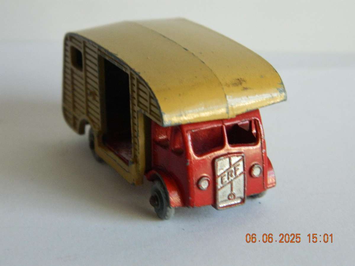 MATCHBOX SERIES  -  35  -   MARSHALL HORSE BOX WITH TWO HORSES