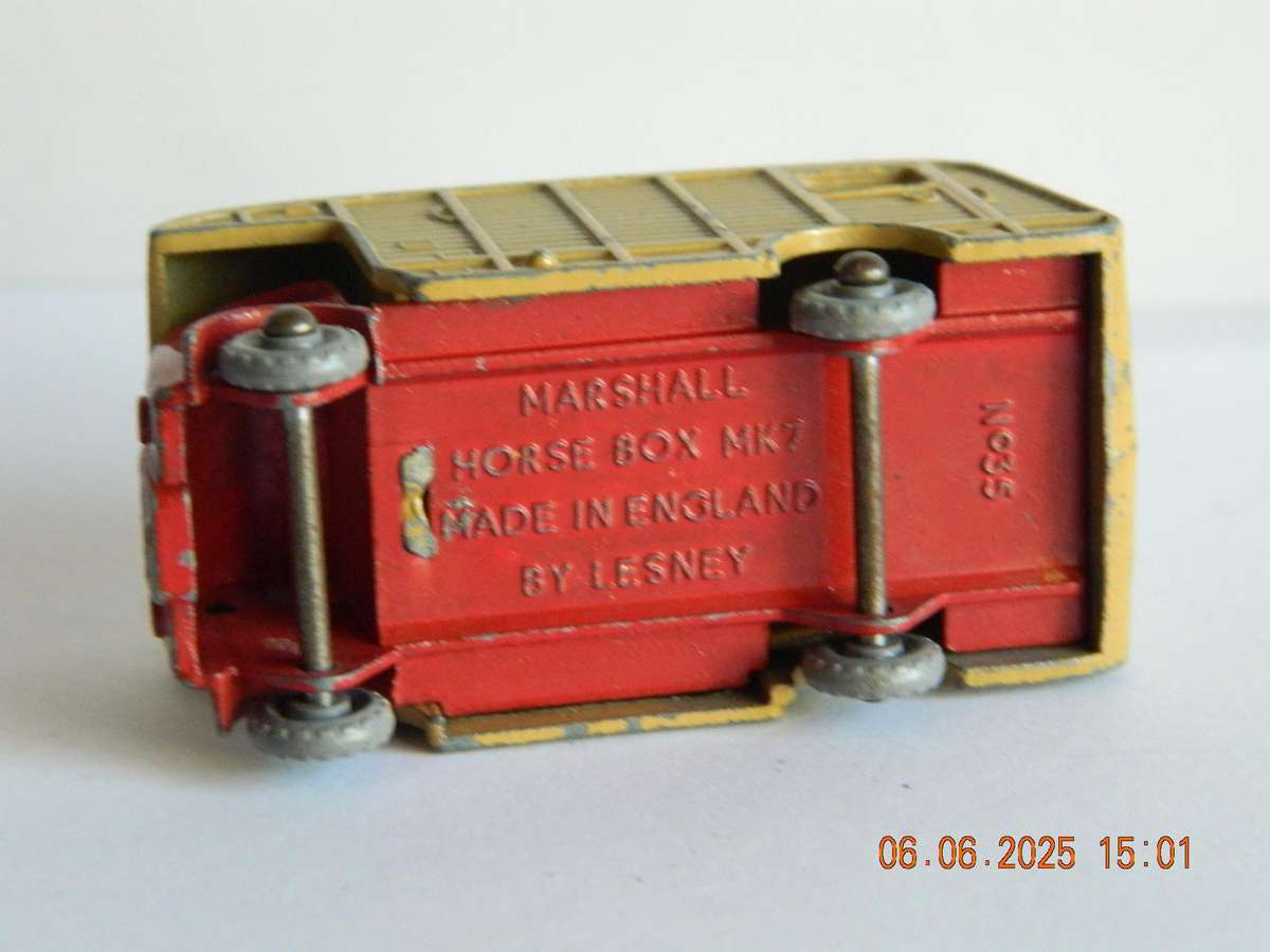 MATCHBOX SERIES  -  35  -   MARSHALL HORSE BOX WITH TWO HORSES