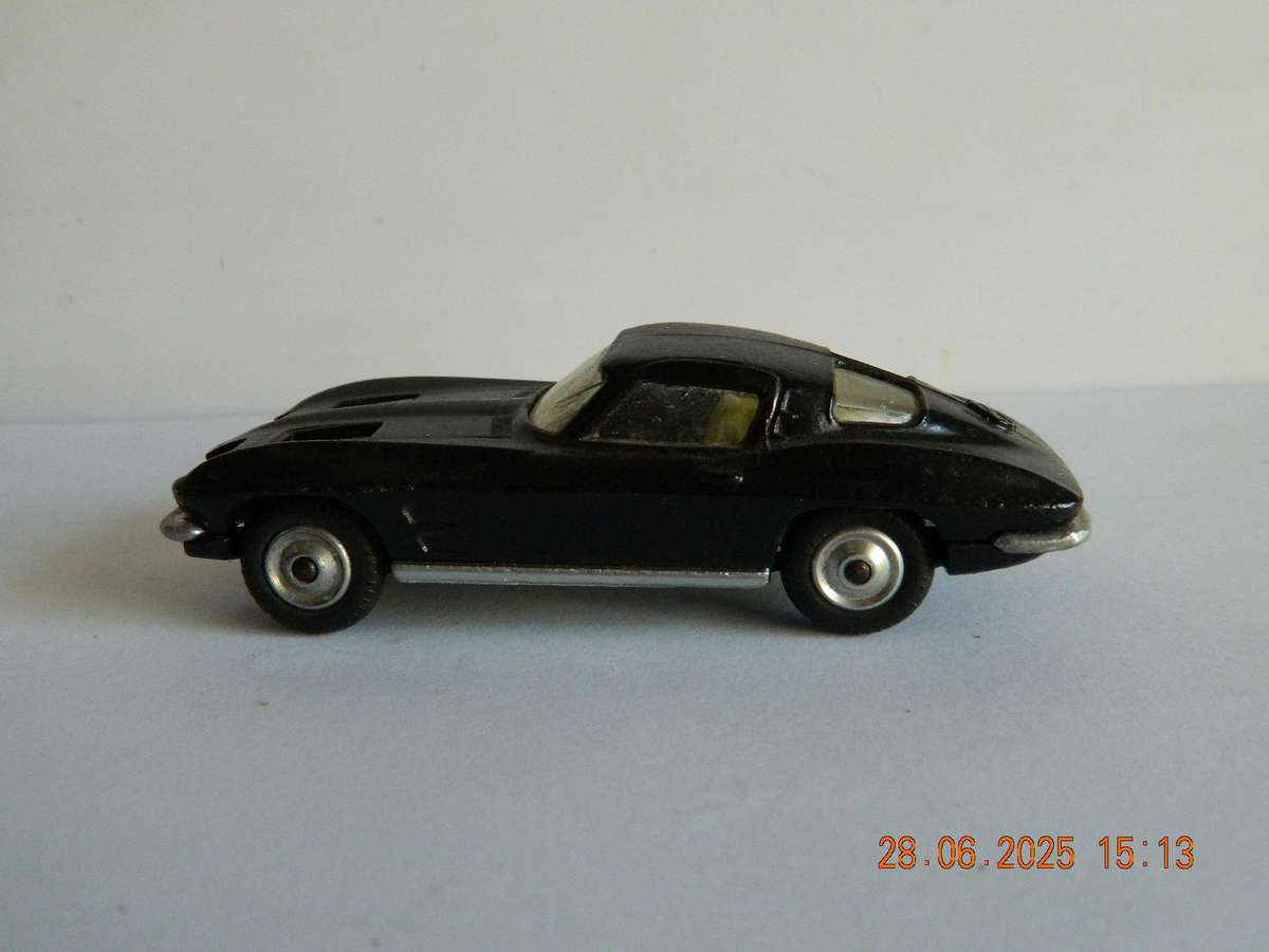 CORGI TOYS   -  310 -   CHEVROLET CORVETTE STING RAY