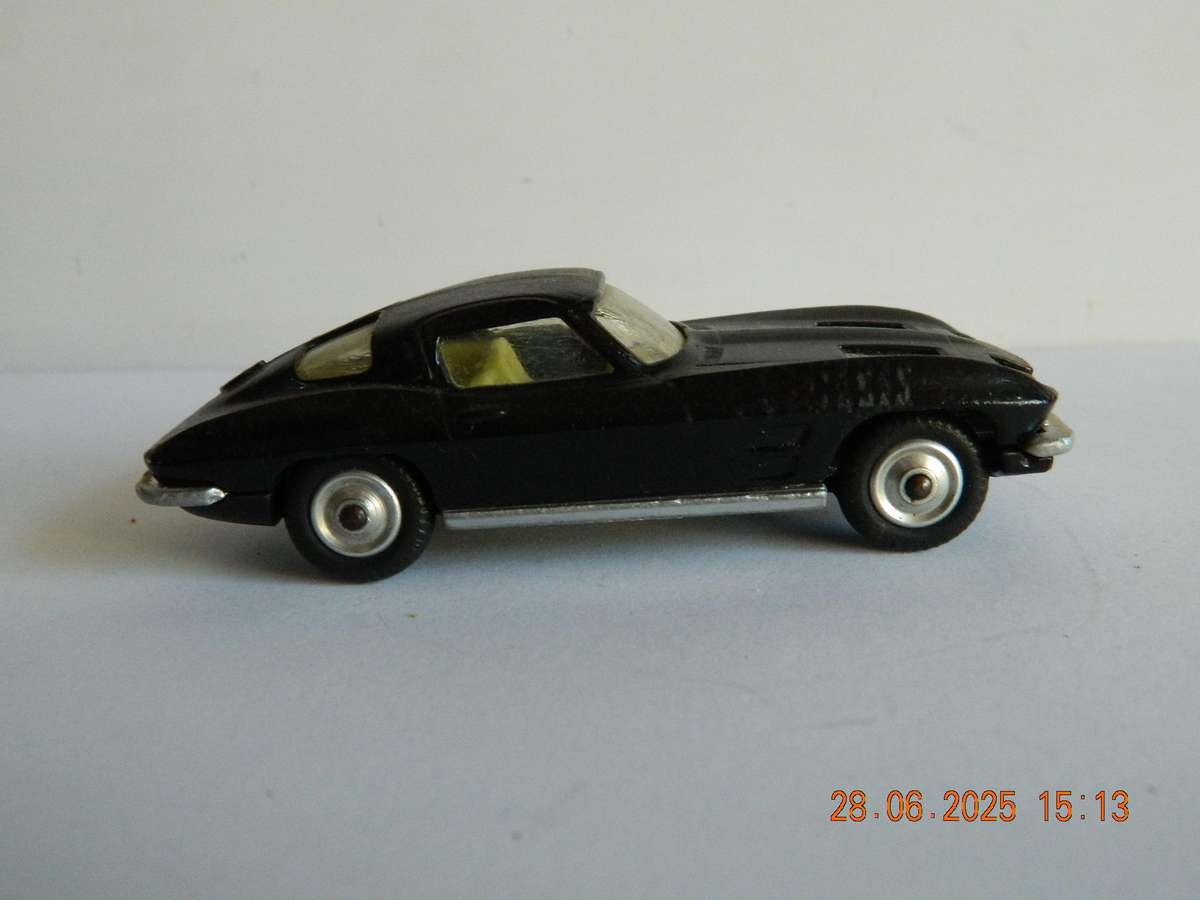 CORGI TOYS   -  310 -   CHEVROLET CORVETTE STING RAY