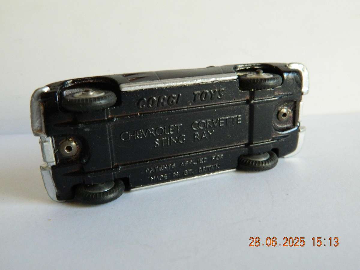 CORGI TOYS   -  310 -   CHEVROLET CORVETTE STING RAY