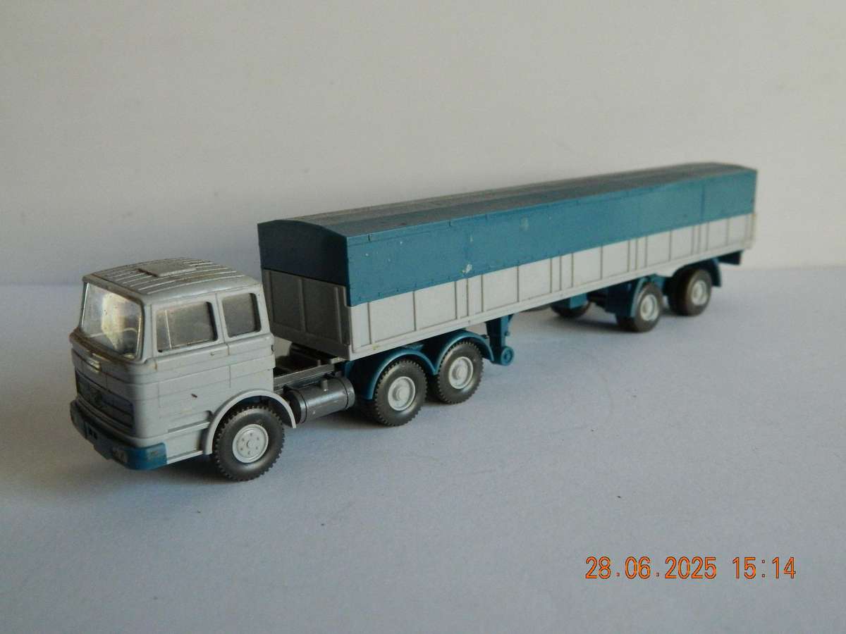 WIKING GERMANY  -   -  MERCEDES-BENZ TRUCK AND TRAILER WITH BARRELS