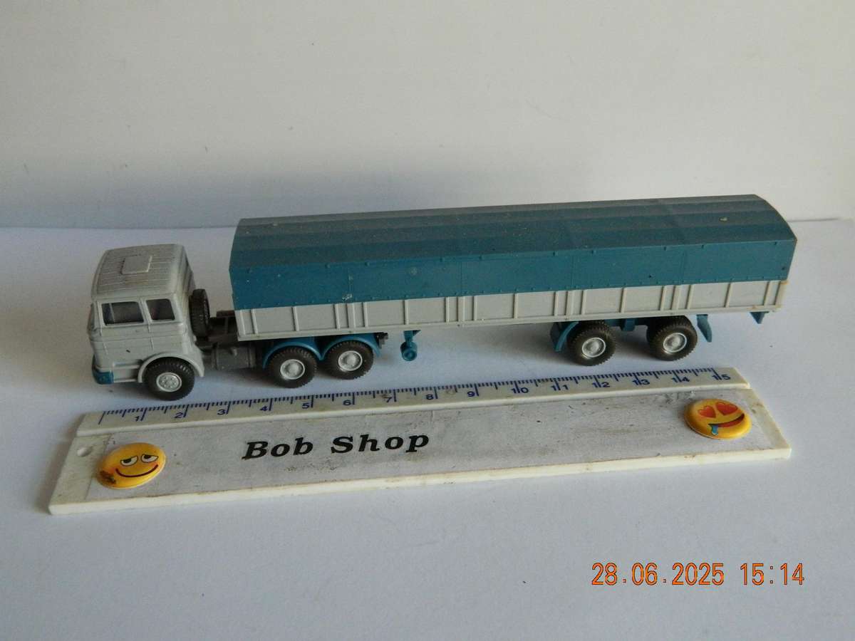 WIKING GERMANY  -   -  MERCEDES-BENZ TRUCK AND TRAILER WITH BARRELS