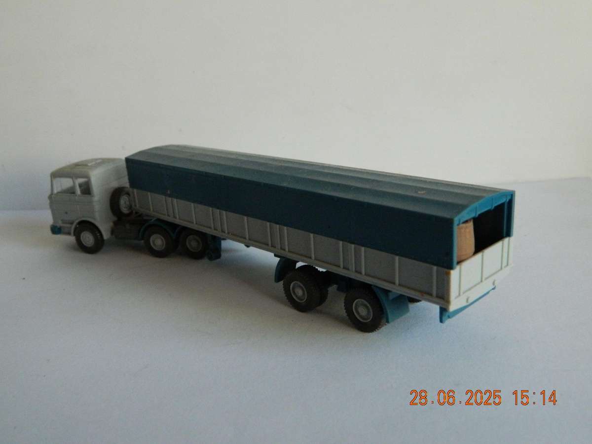 WIKING GERMANY  -   -  MERCEDES-BENZ TRUCK AND TRAILER WITH BARRELS