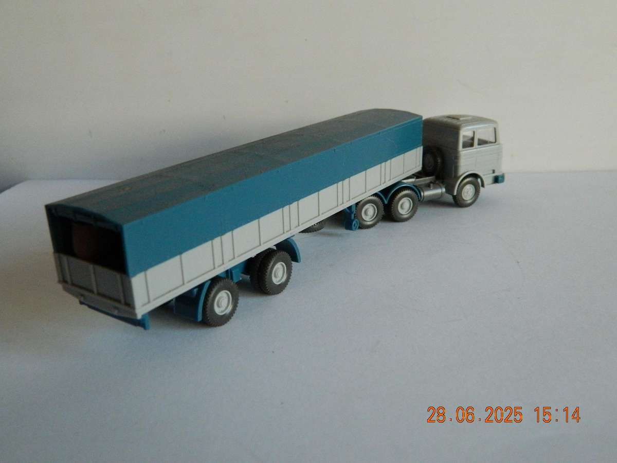 WIKING GERMANY  -   -  MERCEDES-BENZ TRUCK AND TRAILER WITH BARRELS