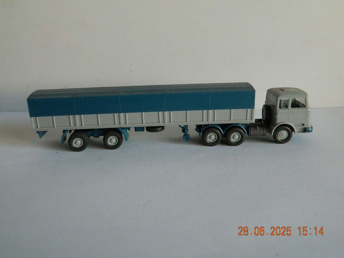 WIKING GERMANY  -   -  MERCEDES-BENZ TRUCK AND TRAILER WITH BARRELS