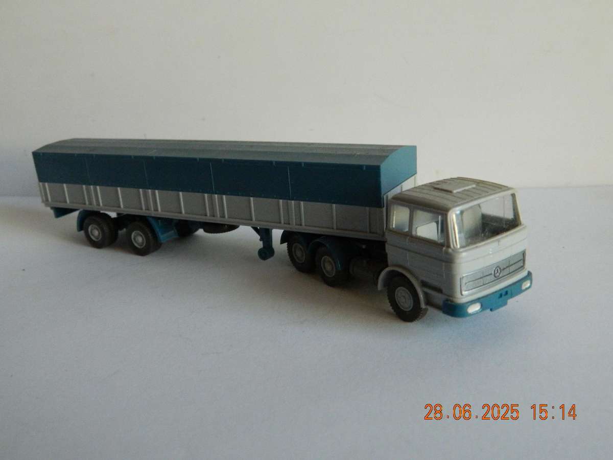 WIKING GERMANY  -   -  MERCEDES-BENZ TRUCK AND TRAILER WITH BARRELS