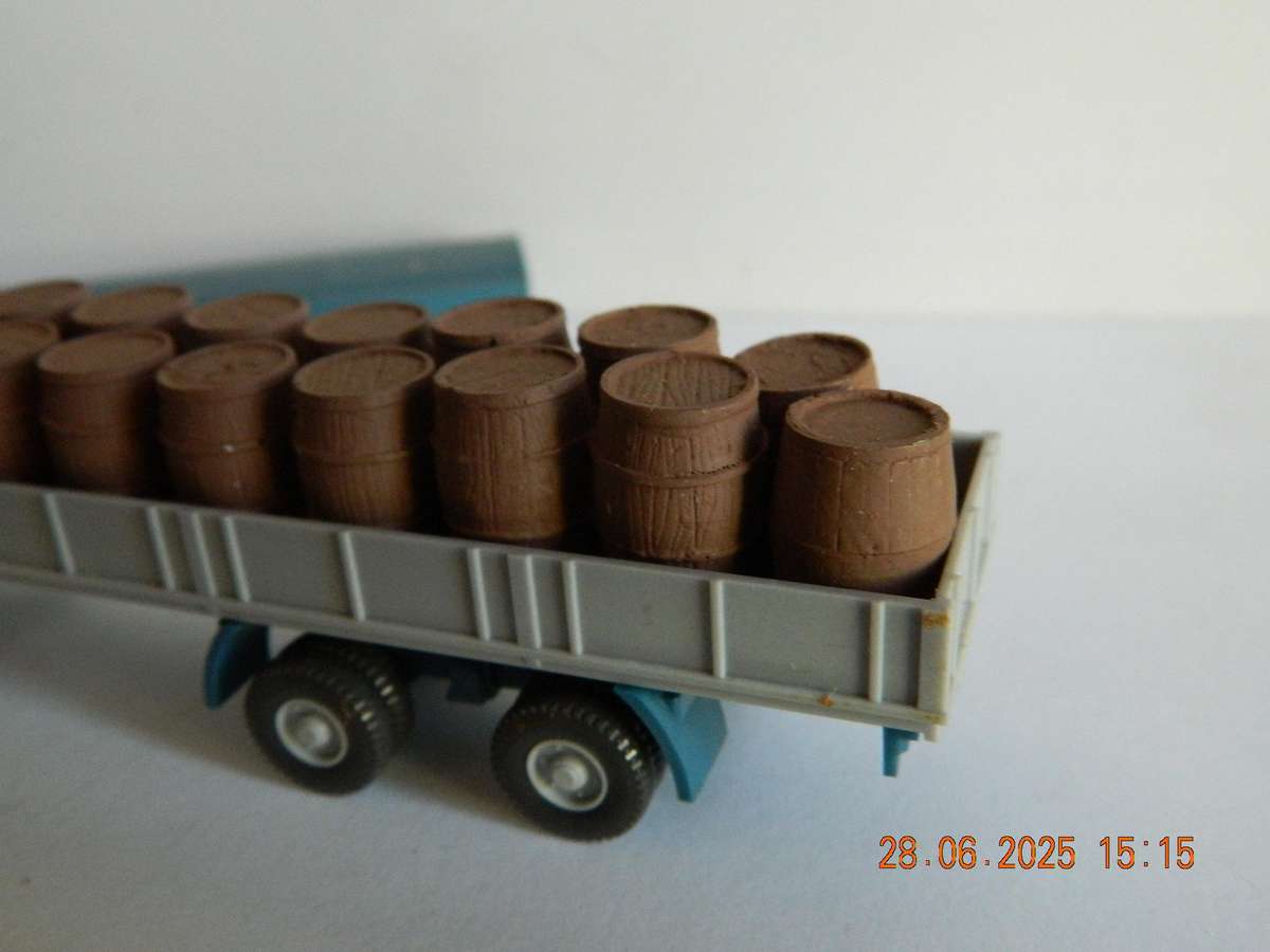 WIKING GERMANY  -   -  MERCEDES-BENZ TRUCK AND TRAILER WITH BARRELS