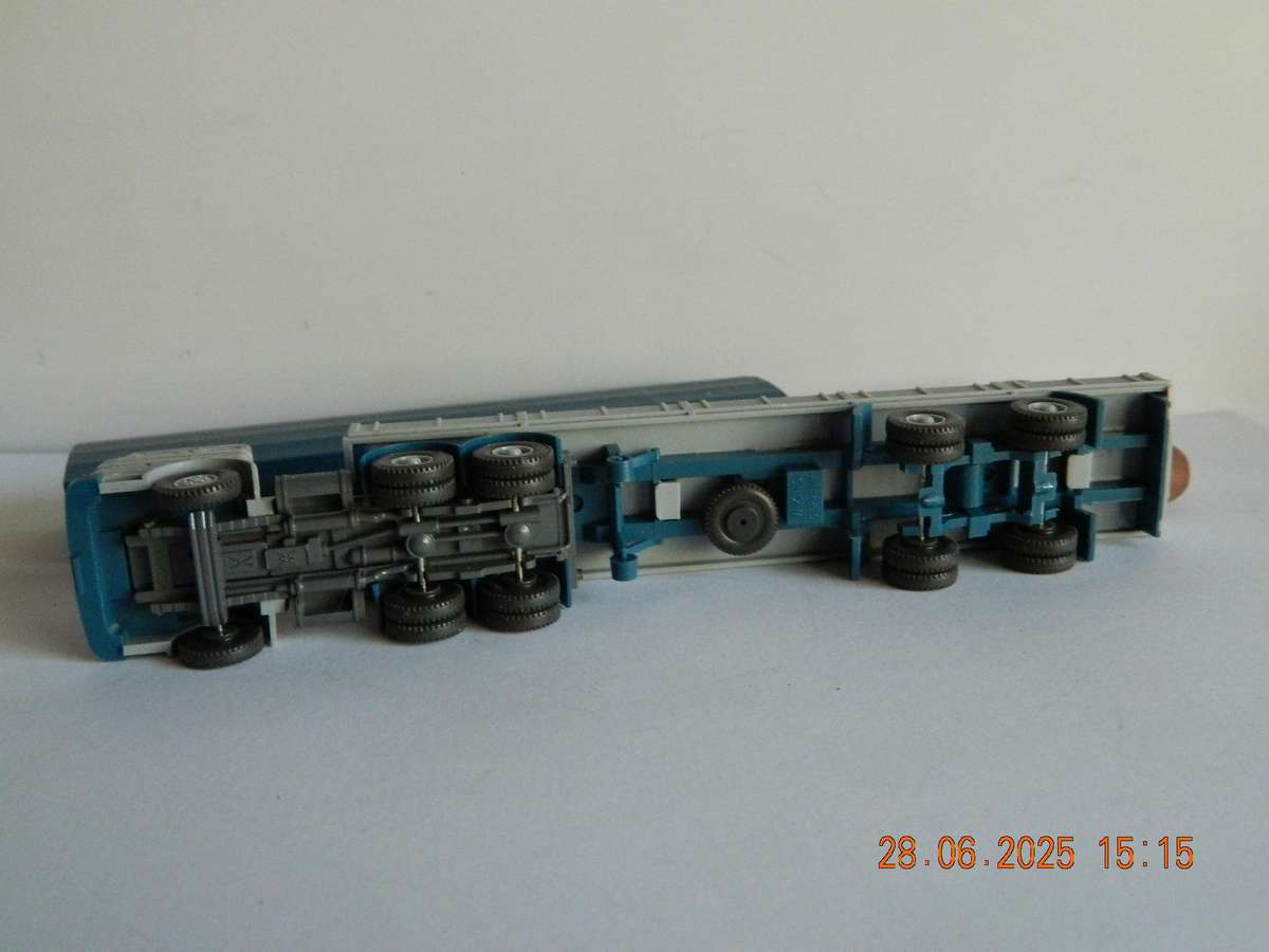 WIKING GERMANY  -   -  MERCEDES-BENZ TRUCK AND TRAILER WITH BARRELS