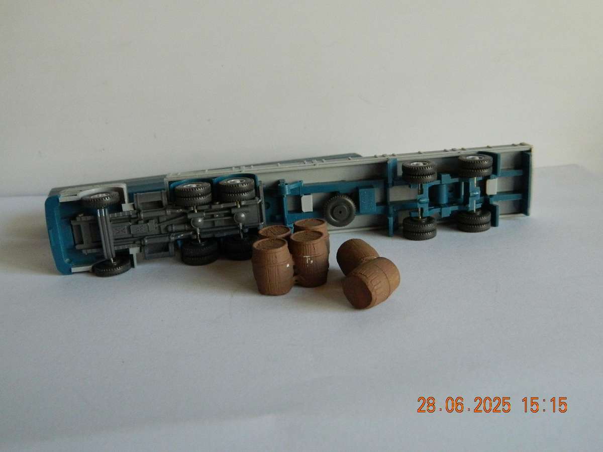 WIKING GERMANY  -   -  MERCEDES-BENZ TRUCK AND TRAILER WITH BARRELS