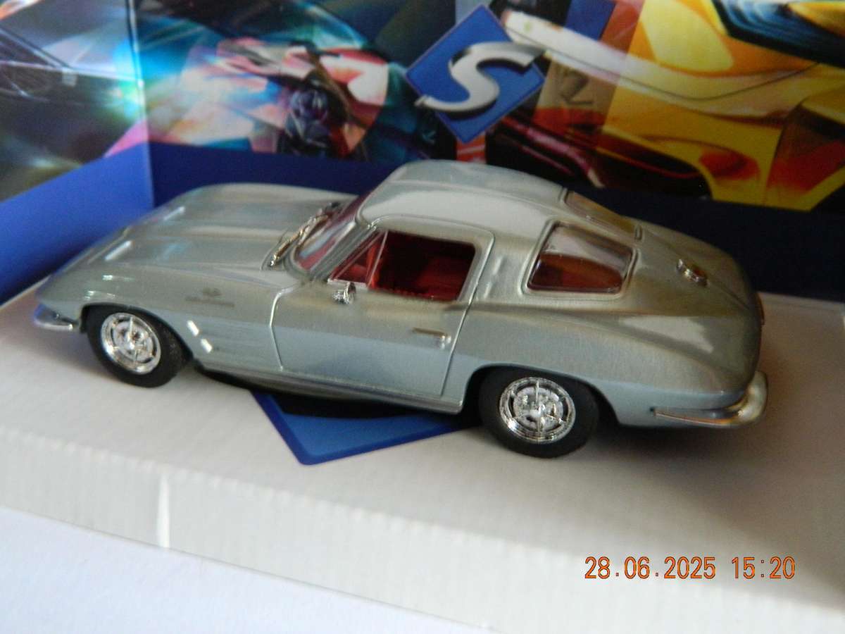 SOLIDO -    -  CHEVROLET CORVETTE STING RAY