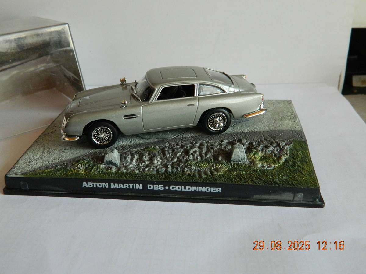 UNIVERSAL HOBBIES -  JAMES BOND 007 -  ASTON MARTIN  DB5  -  GOLDFINGER