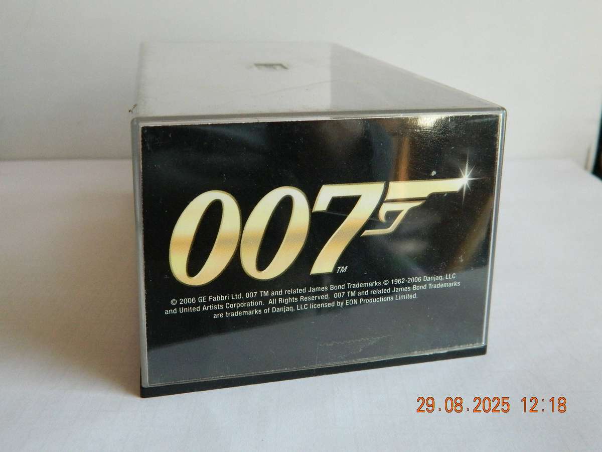 UNIVERSAL HOBBIES -  JAMES BOND 007 -  MUSTANG MACH 1  -  DIAMONDS ARE FOREVER