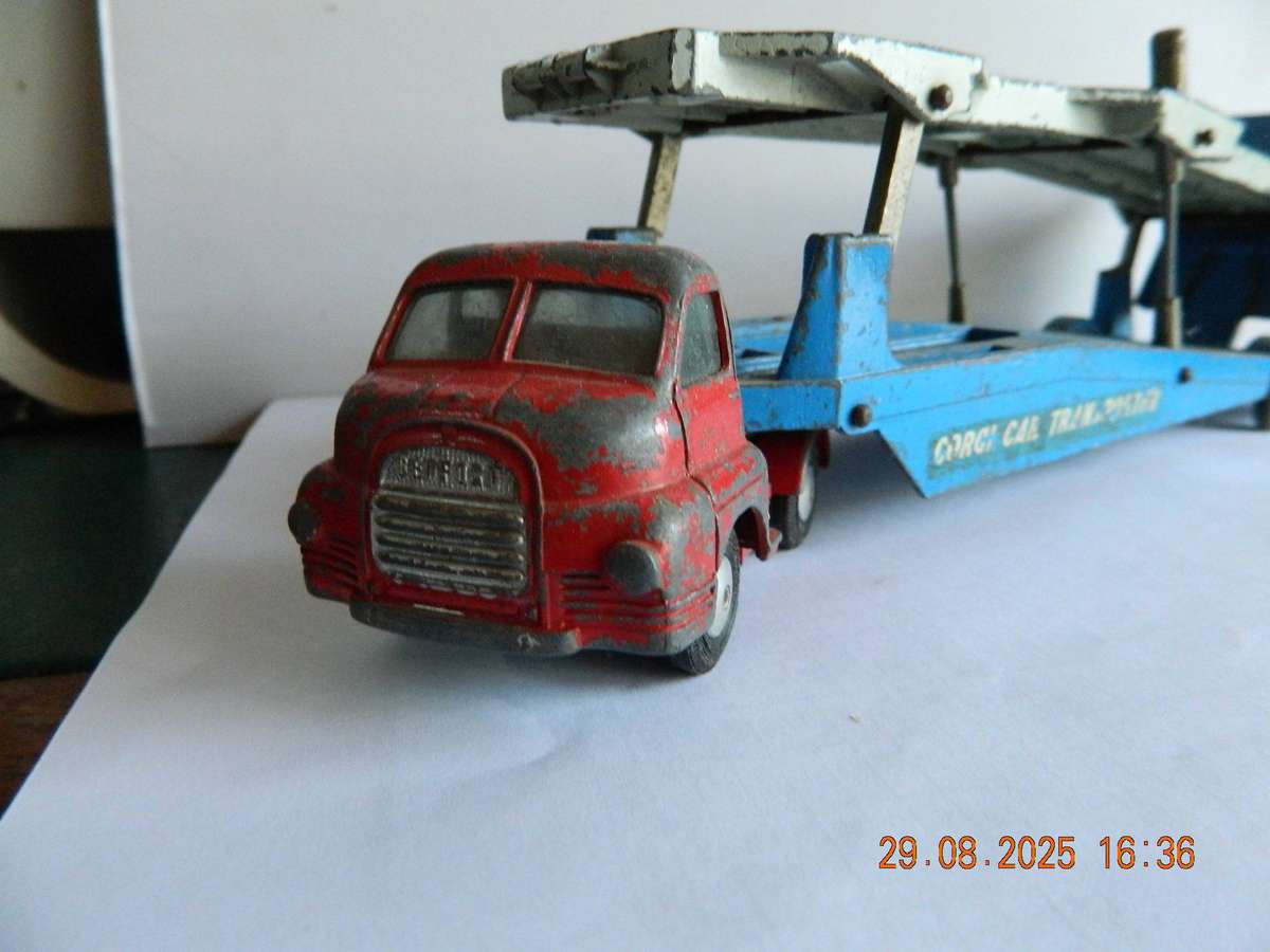 CORGI MAJOR TOYS -  -  1101   -  BEDFORD CARRIMORE CAR TRANSPORTER