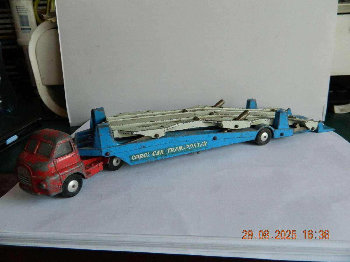 CORGI MAJOR TOYS -  -  1101   -  BEDFORD CARRIMORE CAR TRANSPORTER