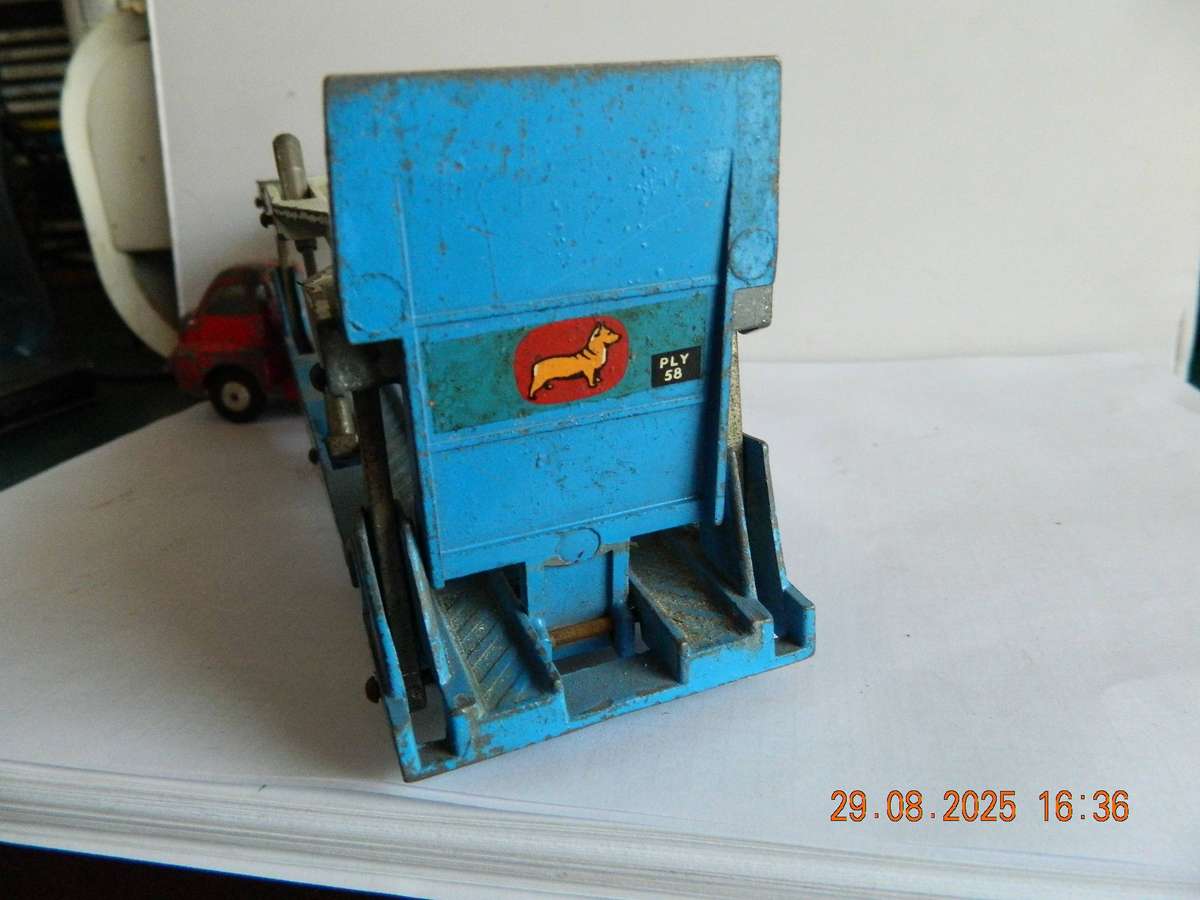 CORGI MAJOR TOYS -  -  1101   -  BEDFORD CARRIMORE CAR TRANSPORTER