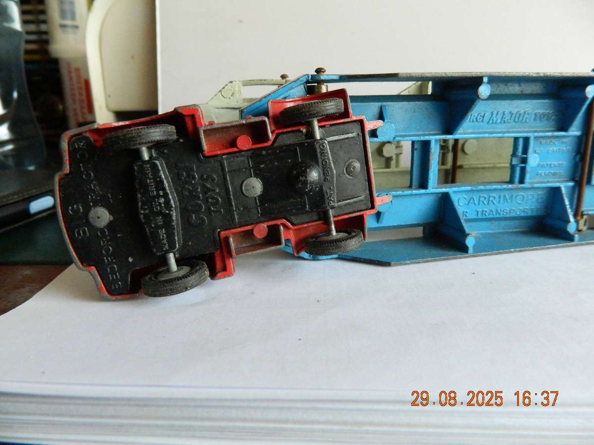 CORGI MAJOR TOYS -  -  1101   -  BEDFORD CARRIMORE CAR TRANSPORTER