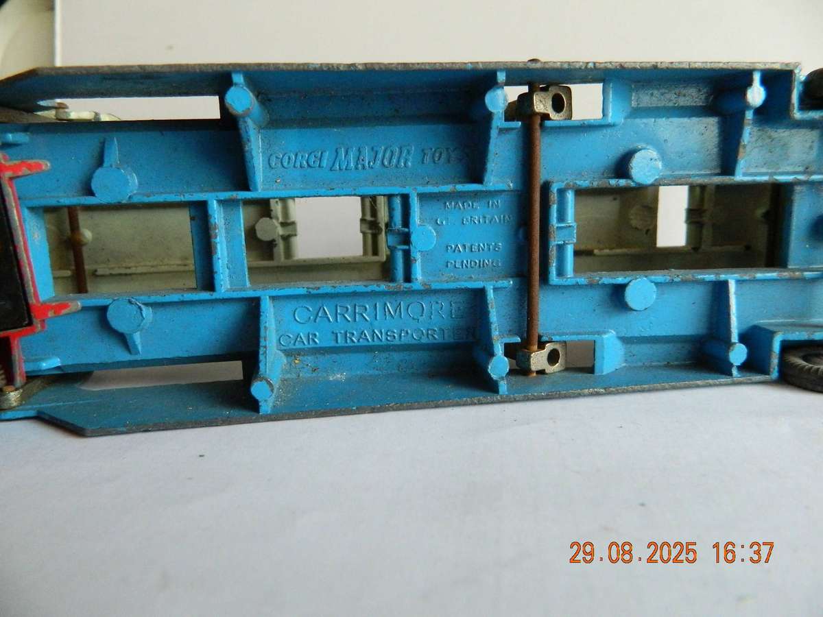 CORGI MAJOR TOYS -  -  1101   -  BEDFORD CARRIMORE CAR TRANSPORTER