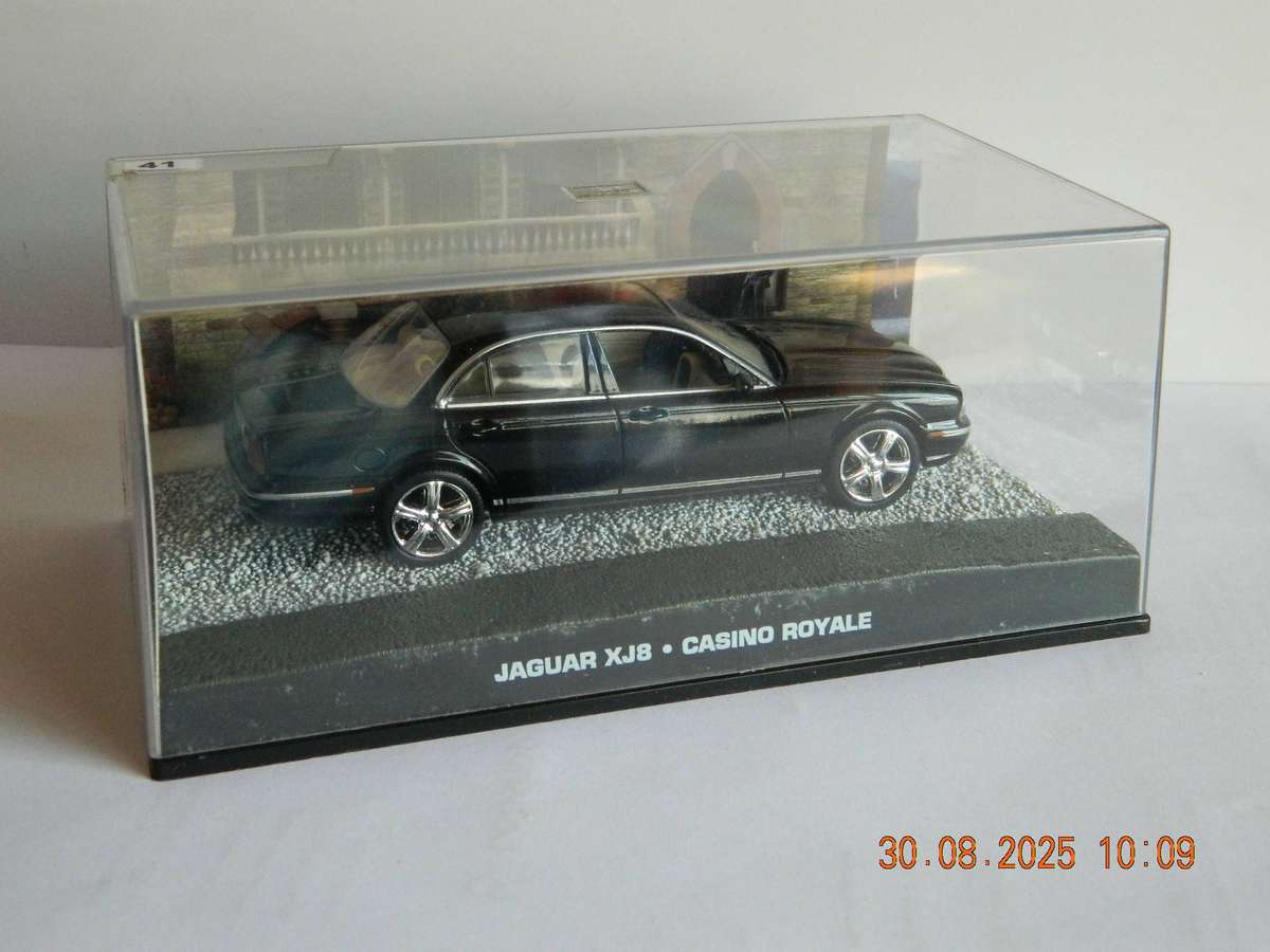 UNIVERSAL HOBBIES -  JAMES BOND 007 -  JAGUAR XJ8   -  CASINO ROYALE