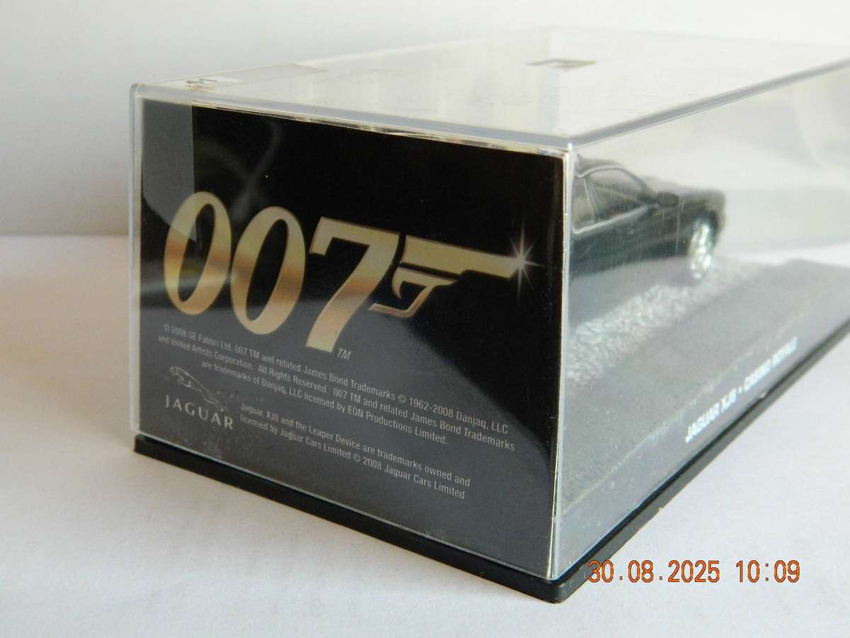 UNIVERSAL HOBBIES -  JAMES BOND 007 -  JAGUAR XJ8   -  CASINO ROYALE