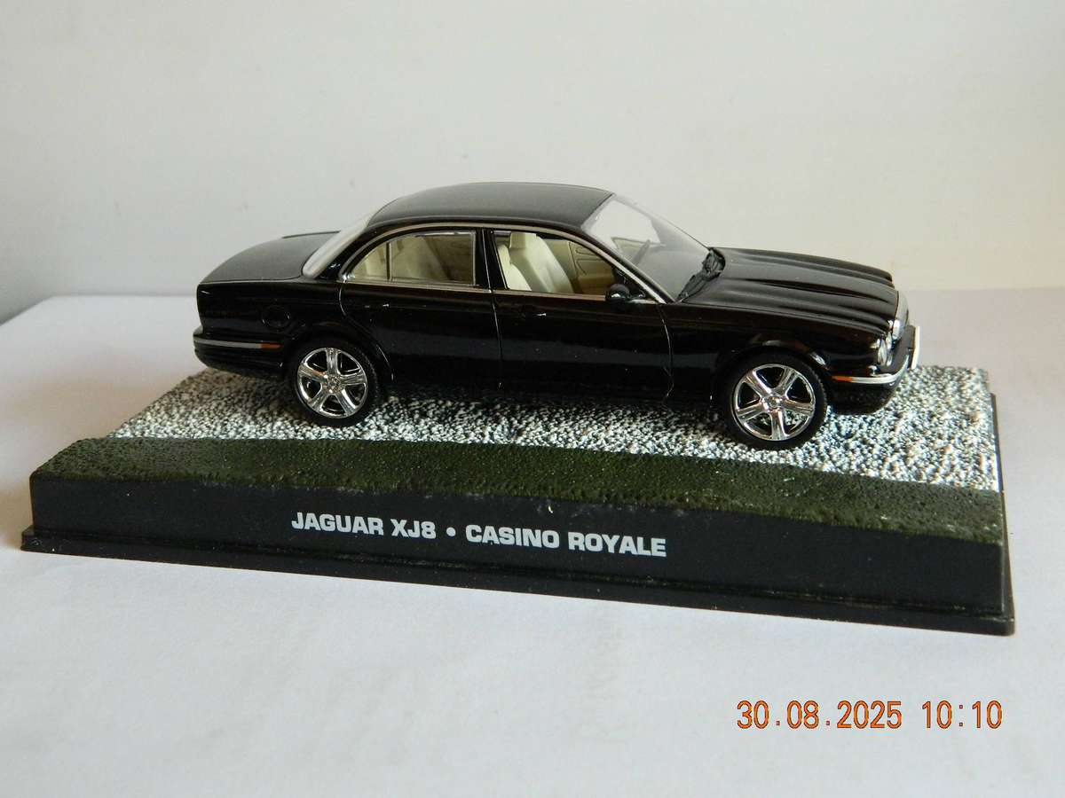 UNIVERSAL HOBBIES -  JAMES BOND 007 -  JAGUAR XJ8   -  CASINO ROYALE