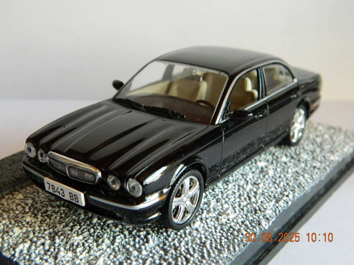 UNIVERSAL HOBBIES -  JAMES BOND 007 -  JAGUAR XJ8   -  CASINO ROYALE