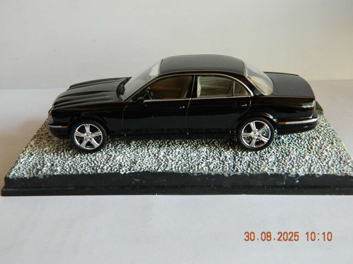 UNIVERSAL HOBBIES -  JAMES BOND 007 -  JAGUAR XJ8   -  CASINO ROYALE