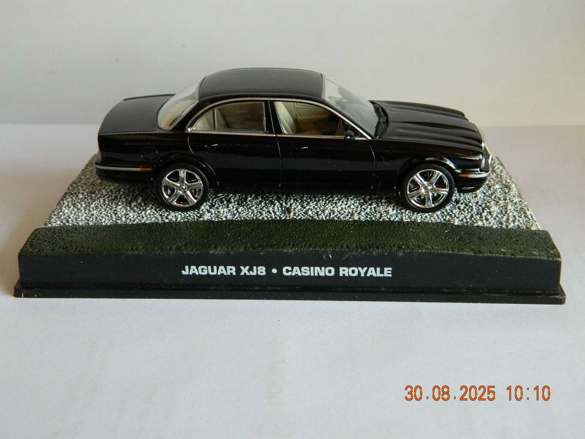 UNIVERSAL HOBBIES -  JAMES BOND 007 -  JAGUAR XJ8   -  CASINO ROYALE
