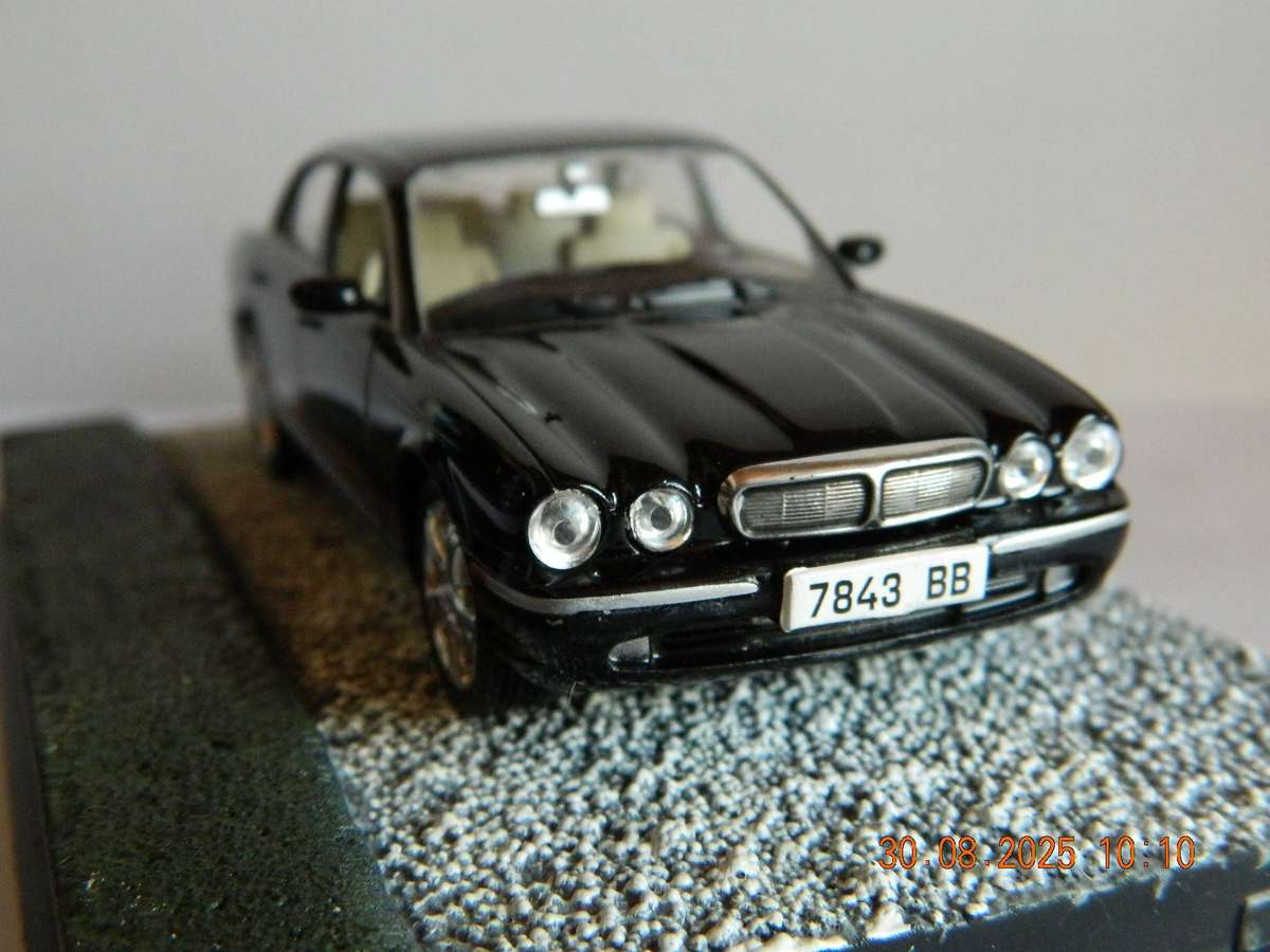 UNIVERSAL HOBBIES -  JAMES BOND 007 -  JAGUAR XJ8   -  CASINO ROYALE