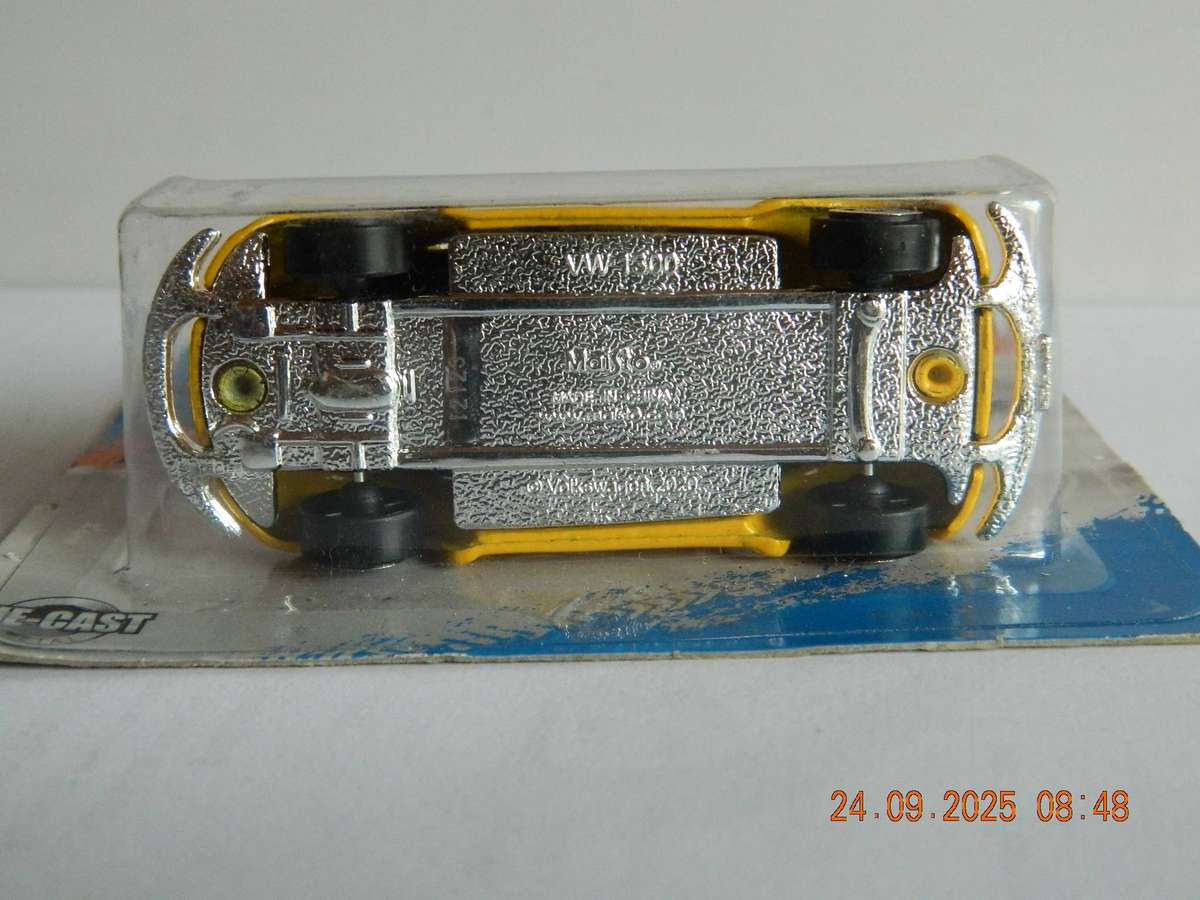 MAISTO -  12125 -  VOLKSWAGEN BEETLE  1300