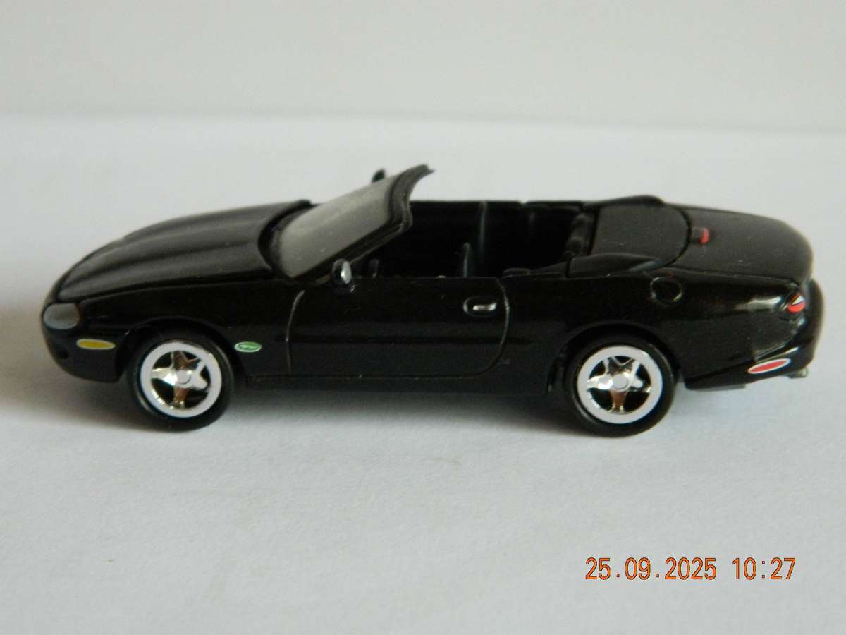 JOHNNY LIGHTNING   -    -    PLAYING MANTIS