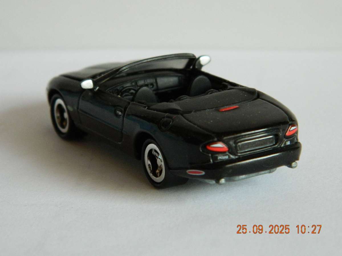 JOHNNY LIGHTNING   -    -    PLAYING MANTIS