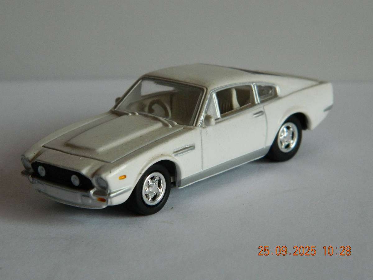 JOHNNY LIGHTNING   - 658   -    FORD MUSTANG