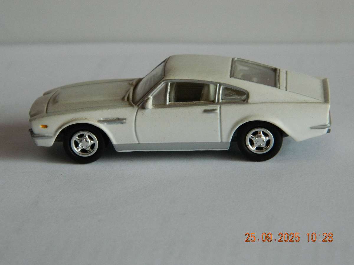 JOHNNY LIGHTNING   - 658   -    FORD MUSTANG