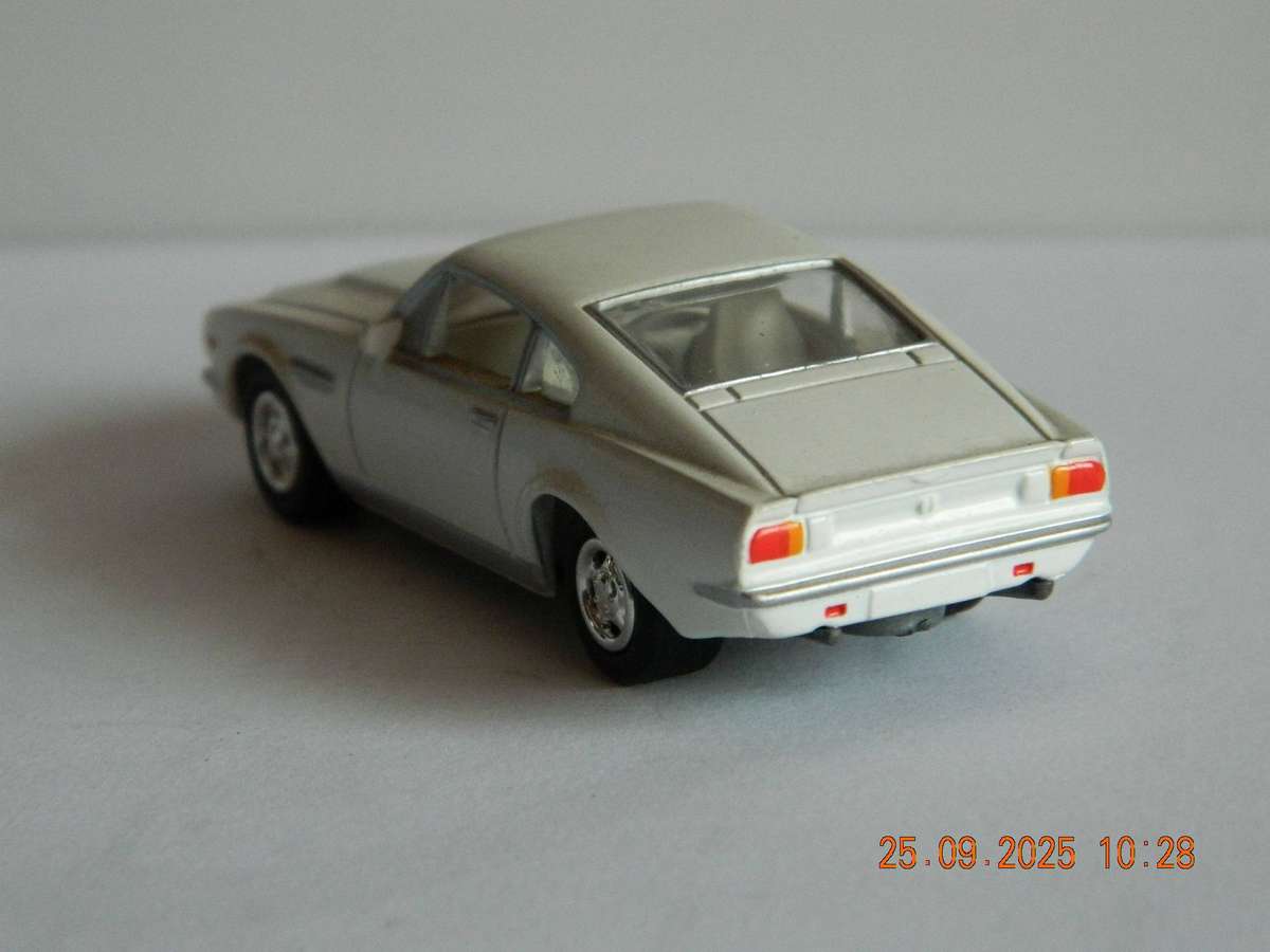 JOHNNY LIGHTNING   - 658   -    FORD MUSTANG