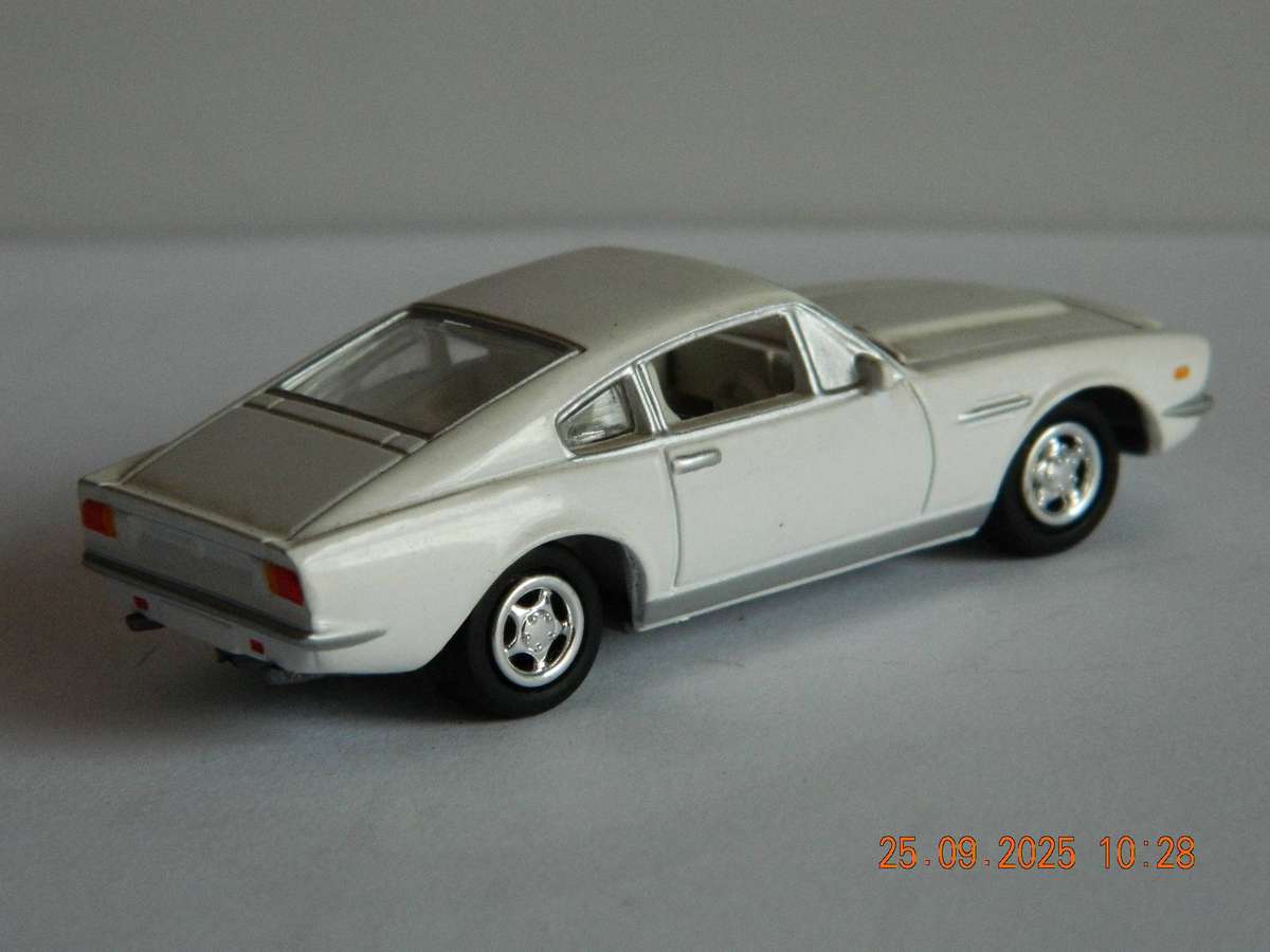 JOHNNY LIGHTNING   - 658   -    FORD MUSTANG