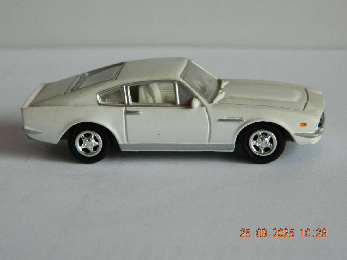 JOHNNY LIGHTNING   - 658   -    FORD MUSTANG