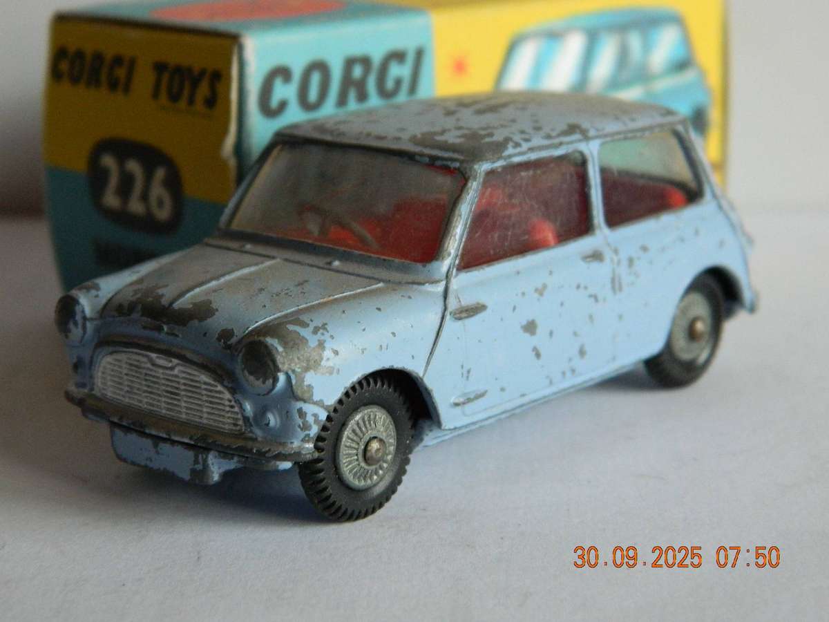 CORGI TOYS  -  226  -  MORRIS MINI MINOR