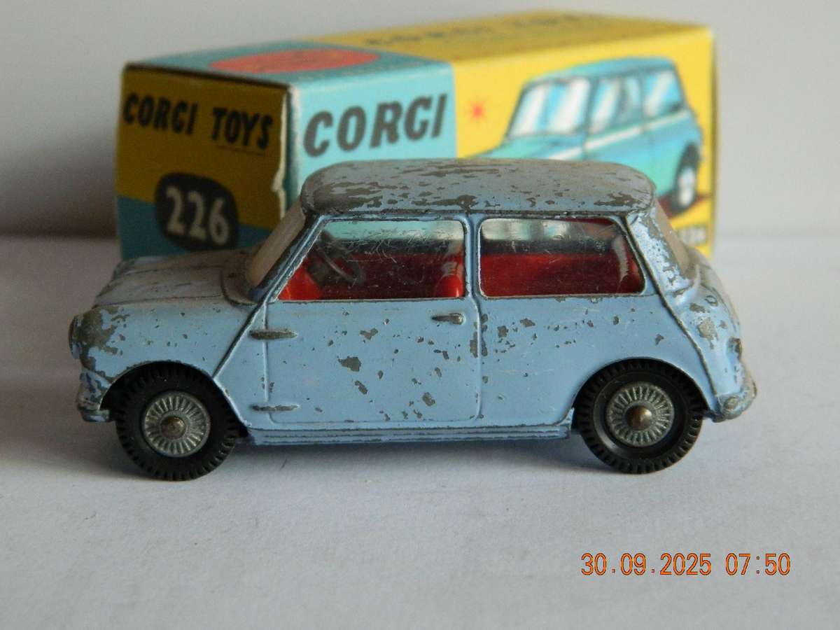 CORGI TOYS  -  226  -  MORRIS MINI MINOR