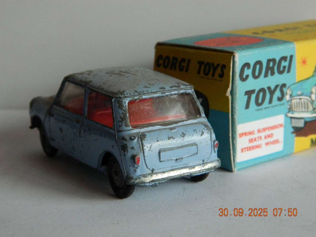 CORGI TOYS  -  226  -  MORRIS MINI MINOR