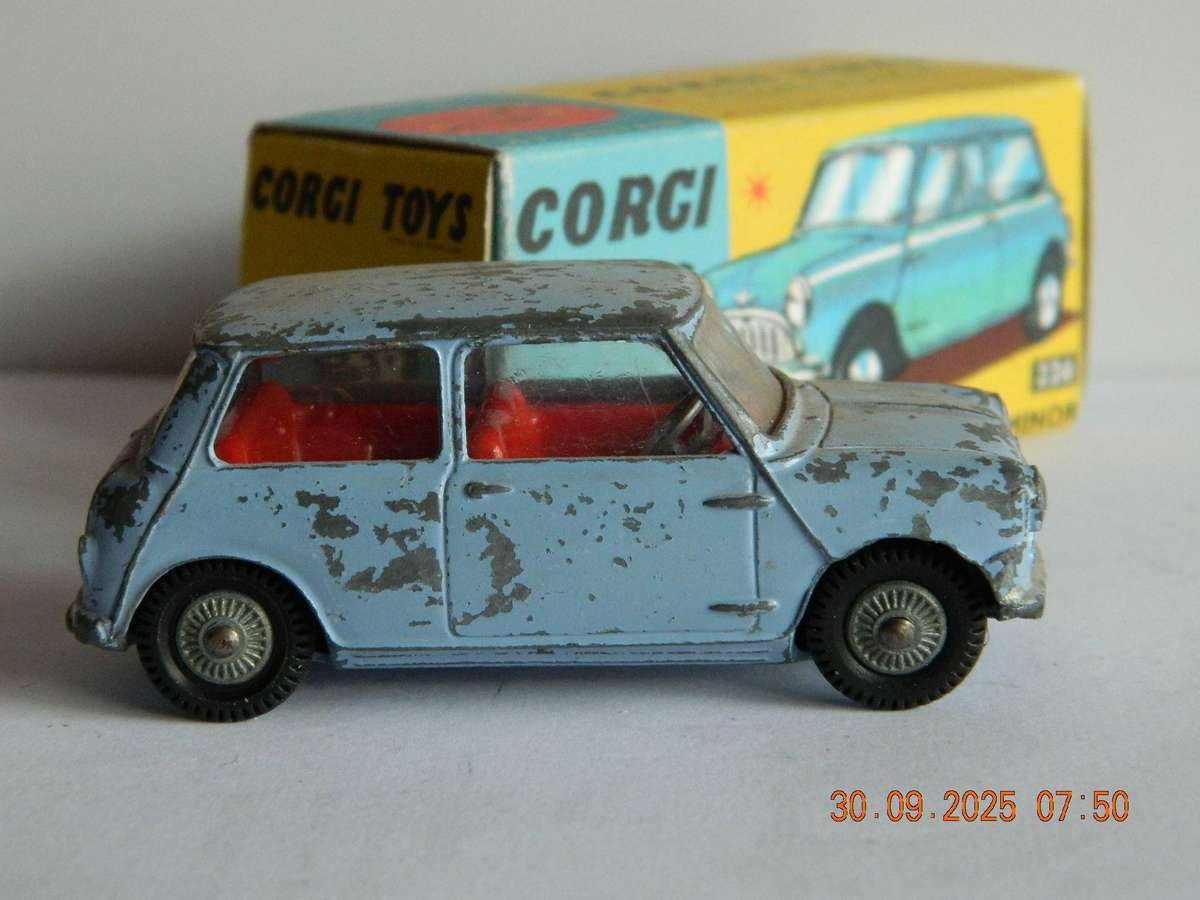 CORGI TOYS  -  226  -  MORRIS MINI MINOR