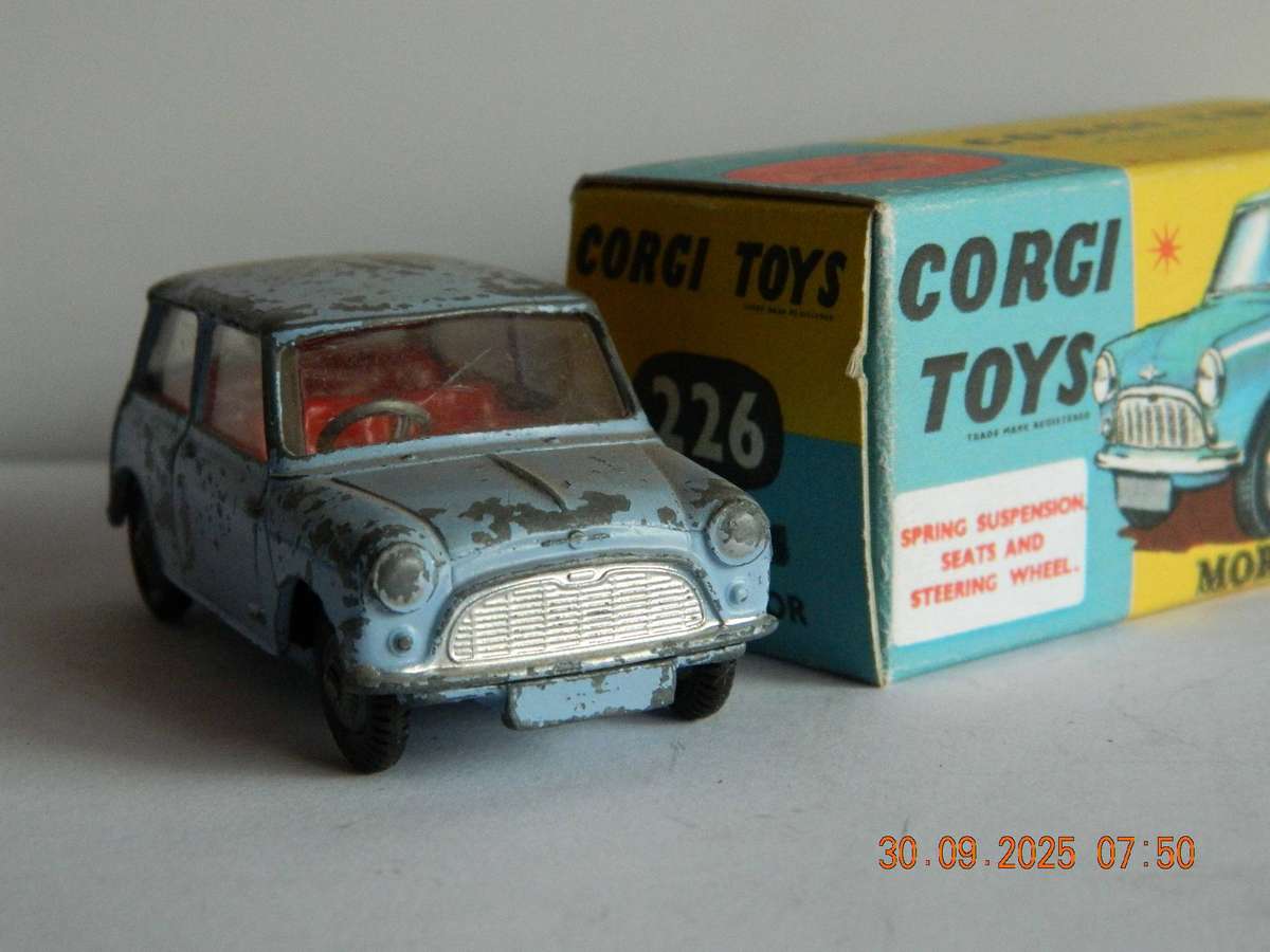 CORGI TOYS  -  226  -  MORRIS MINI MINOR