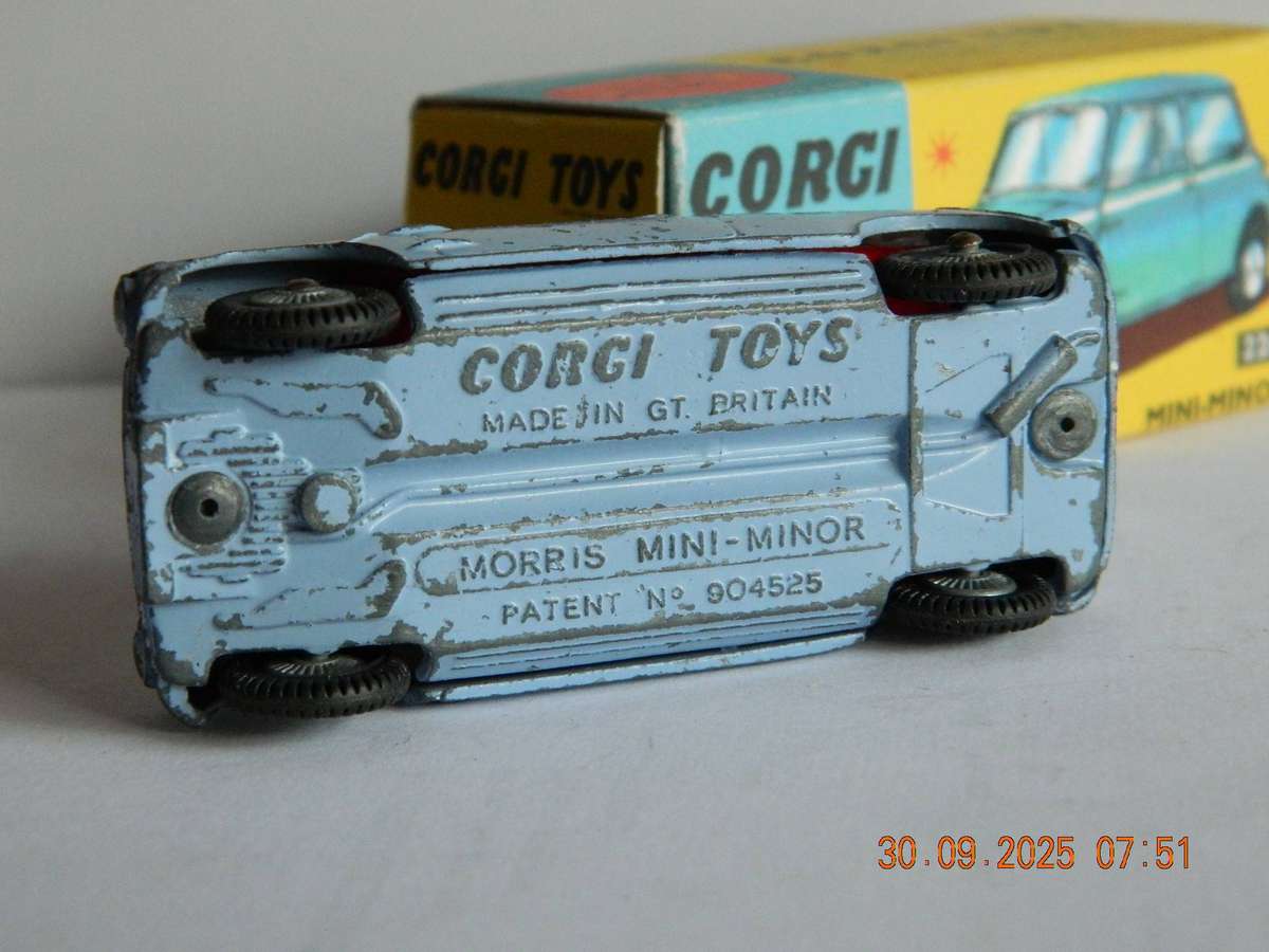 CORGI TOYS  -  226  -  MORRIS MINI MINOR