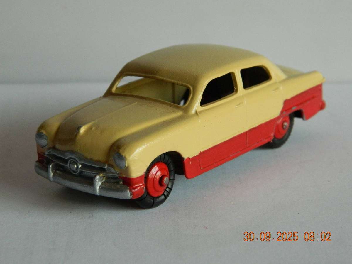 DINKY TOYS  -  170  -  FORD FORDOR SEDAN  -  'LOWLINE' VERSION